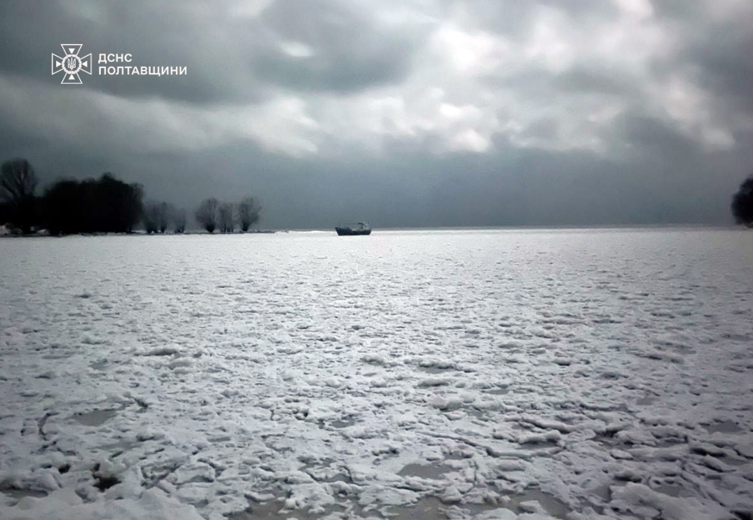 Лодка попала в ледяную ловушку на Днепре: как спасали людей в новогоднюю ночь (фото)