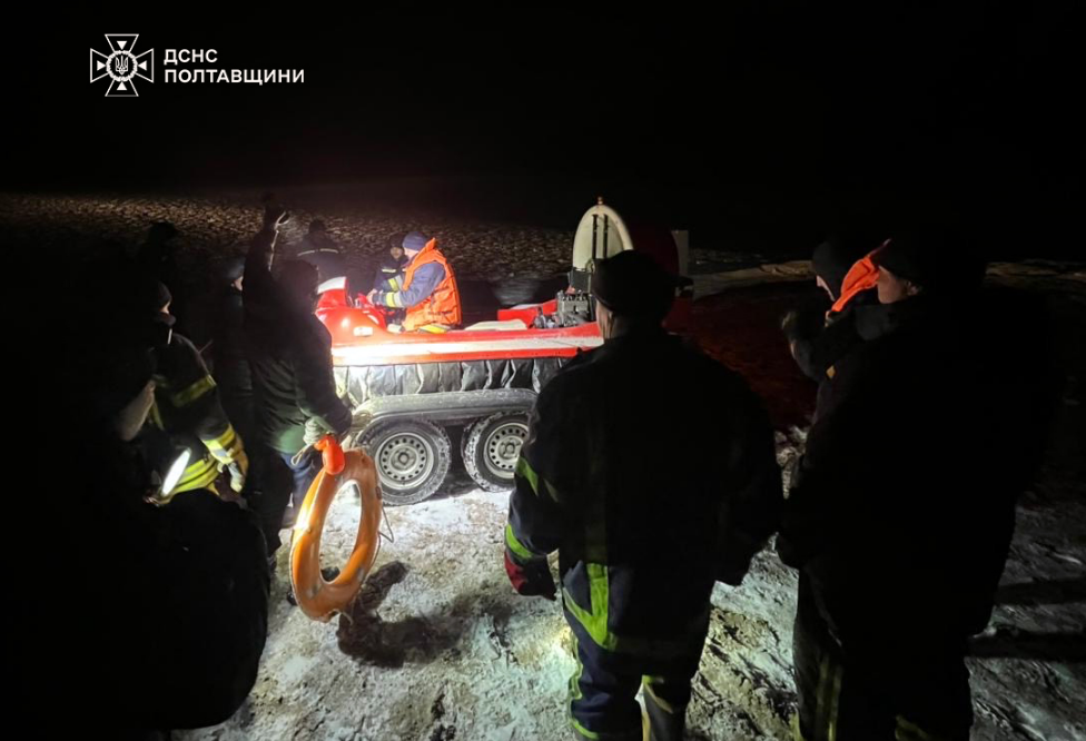 Лодка попала в ледяную ловушку на Днепре: как спасали людей в новогоднюю ночь (фото)