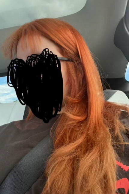 Женщина покрасила волосы в салоне и горько заплакала, когда впервые себя увидела: что произошло