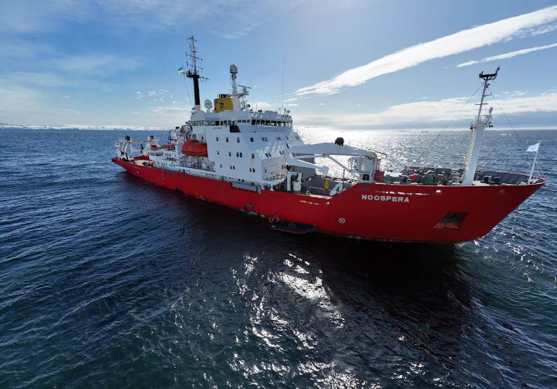 "Плавучий інститут" за мільйони доларів: як криголам "Ноосфера" заробляє під час війни