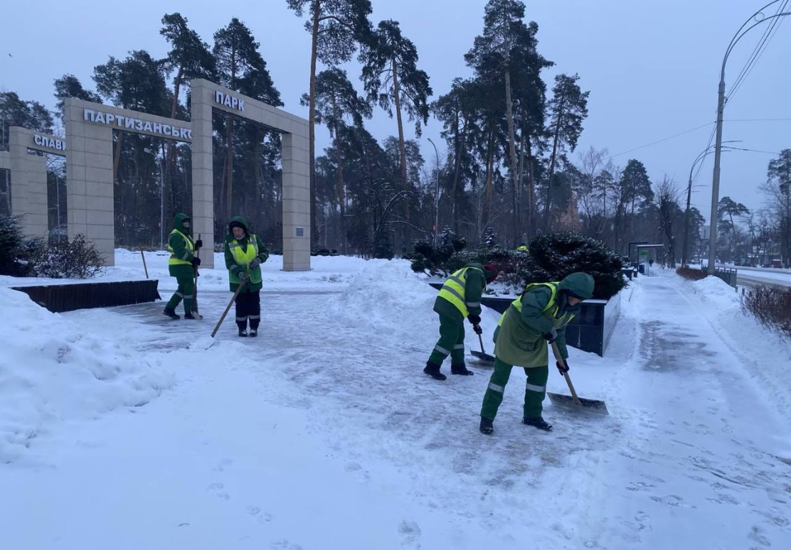 Сніговий колапс і пів метра води: де негода паралізувала життя українців (фото, відео)