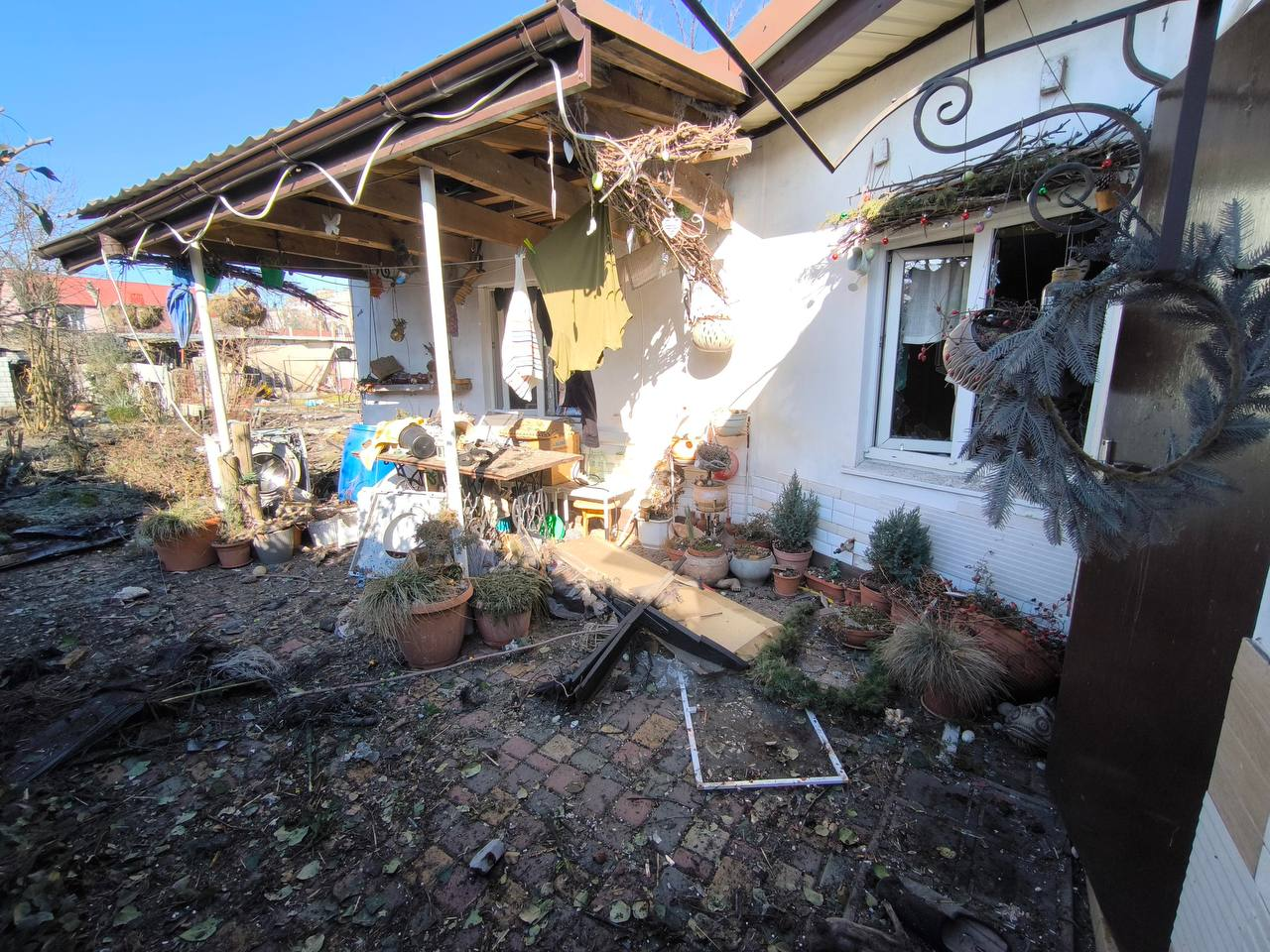 Люди під завалами, знеструмлення та пожежі: все про атаку РФ на Київщину, Одесу та регіони