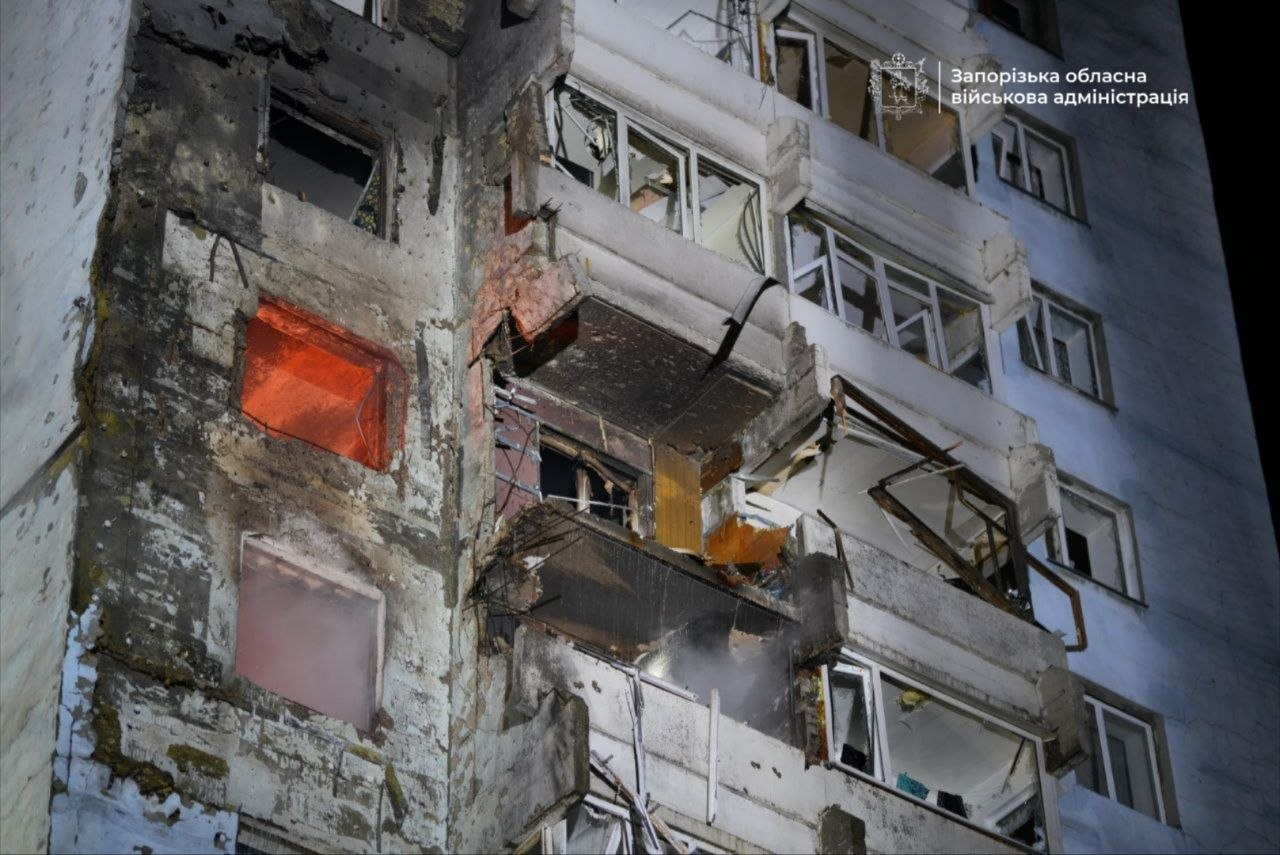 Дрон влучив у багатоповерхівку в Запоріжжі: палають квартири, є поранені (фото)