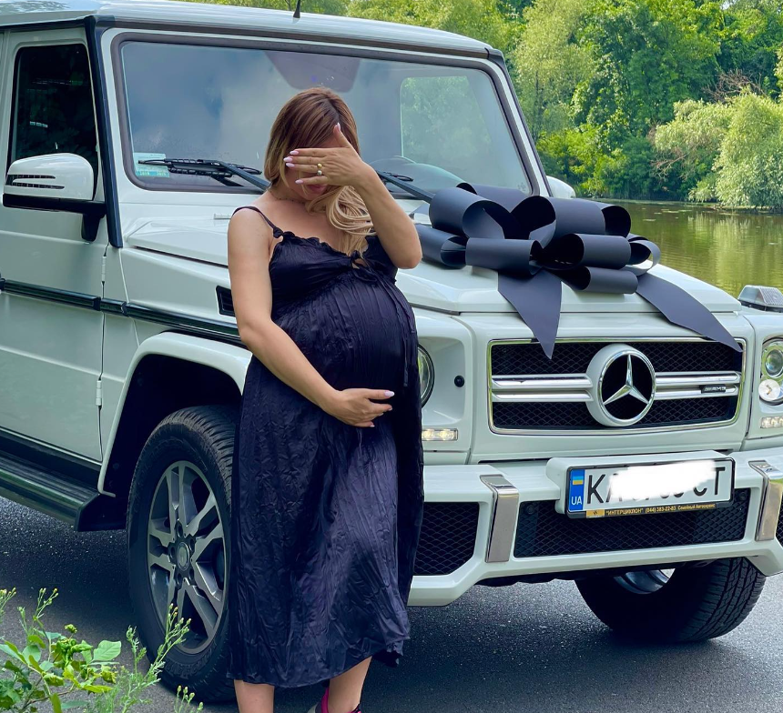 Дружина Анатоліча назвала найдорожчі подарунки від чоловіка: машини, прикраси, подорожі