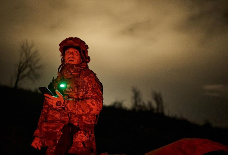 Дивіться, як виглядають наші захисники на позиціях та у бліндажу з гірляндами. Кадри вражають (фото)