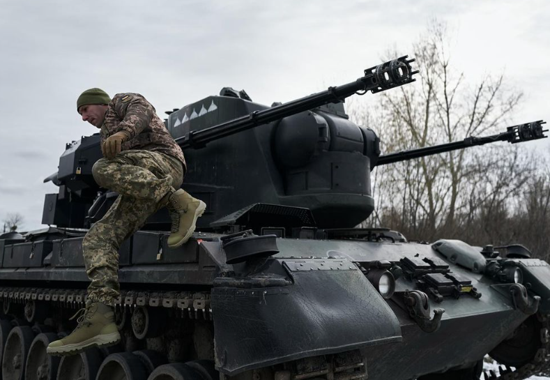 Дивіться, як виглядають наші захисники на позиціях та у бліндажу з гірляндами. Кадри вражають (фото)