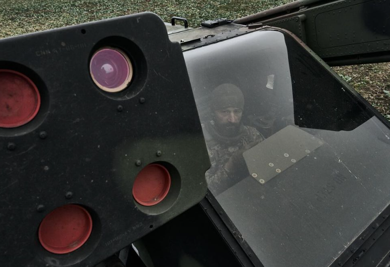 Дивіться, як виглядають наші захисники на позиціях та у бліндажу з гірляндами. Кадри вражають (фото)