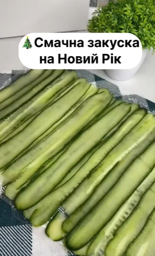 Ця закуска "задобрить" Зеленого Дракона: простий та дуже смачний рецепт рулетиків з риби та огірка