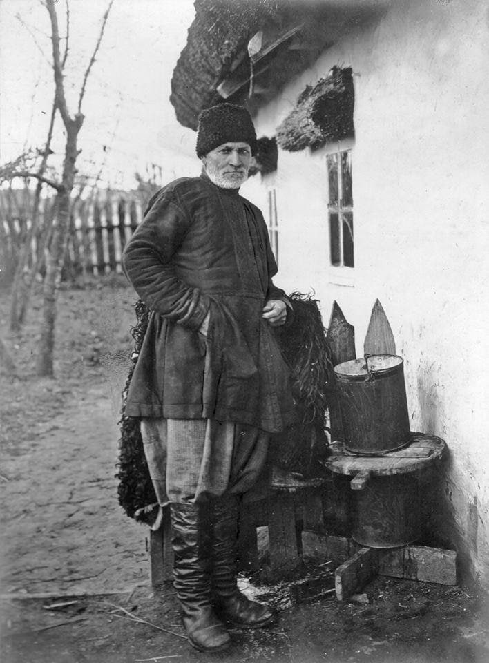 На фото з українського села 1920-х помітили те, що всіх приголомшило