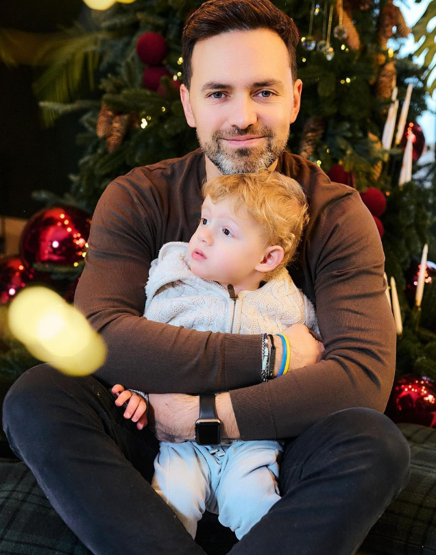 Мірошниченко назвав єдине слово, яке каже його названий син: "Це вже нормальна дитина"