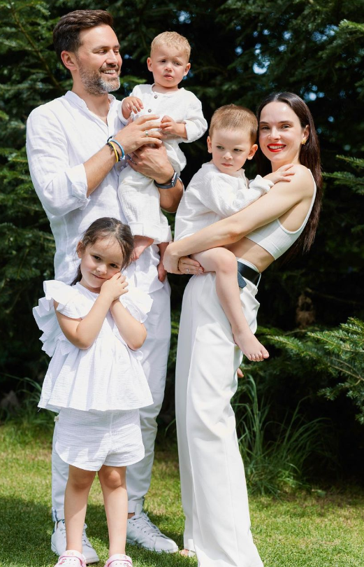 Мірошниченко назвав єдине слово, яке каже його названий син: "Це вже нормальна дитина"