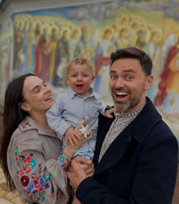 Мірошниченко назвав єдине слово, яке каже його названий син: "Це вже нормальна дитина"