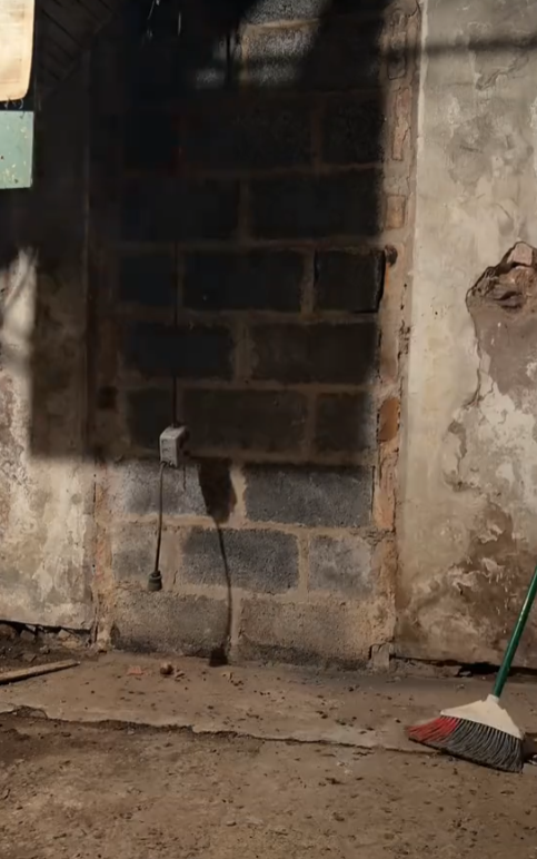 Супруги случайно нашли тайную комнату в своем 200-летнем доме: в чем ее секрет