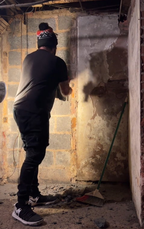 Супруги случайно нашли тайную комнату в своем 200-летнем доме: в чем ее секрет