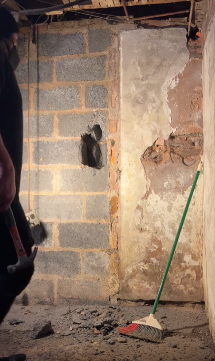 Супруги случайно нашли тайную комнату в своем 200-летнем доме: в чем ее секрет