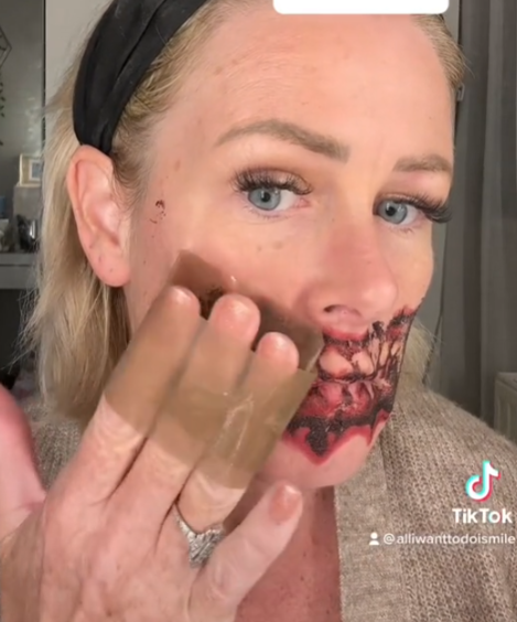 Жінка зробила тимчасове тату на обличчі та не змогла його змити: як вона виглядає