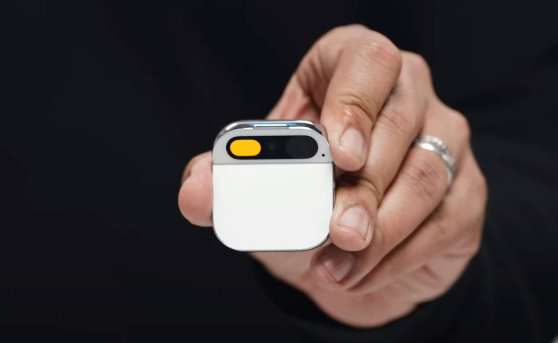 Вдвічі менший за iPhone. Що відомо про новітній гаджет, здатний замінити смартфони