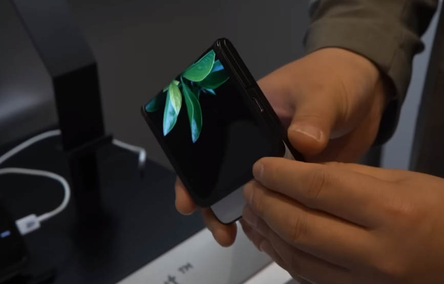 Можна гнути на всі боки. Як виглядає новітній гнучкий смартфон з єдиним дисплеєм