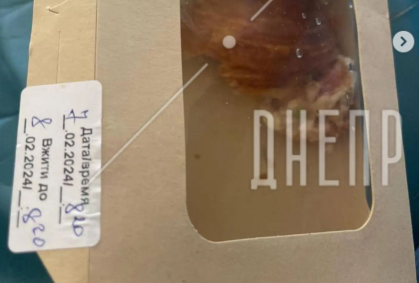 Круасан з "сюрпризом". У Дніпрі покупці знайшли в їжі черв'яків (фото)