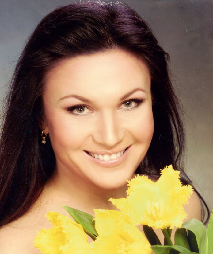 Як живе сьогодні зірка естради 90-х і дружина генерала Надія Шестак