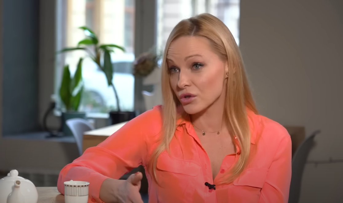 Українська актриса зізналася, чи соромно їй за зйомки у кліпі путініста Шнурова: "Поважаю свої рішення"