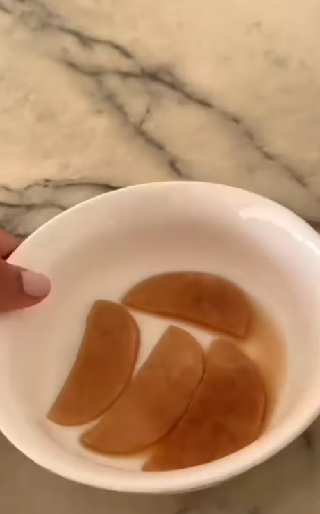 Навіщо класти ватні диски у холодильник. Несподіваний результат вас здивує