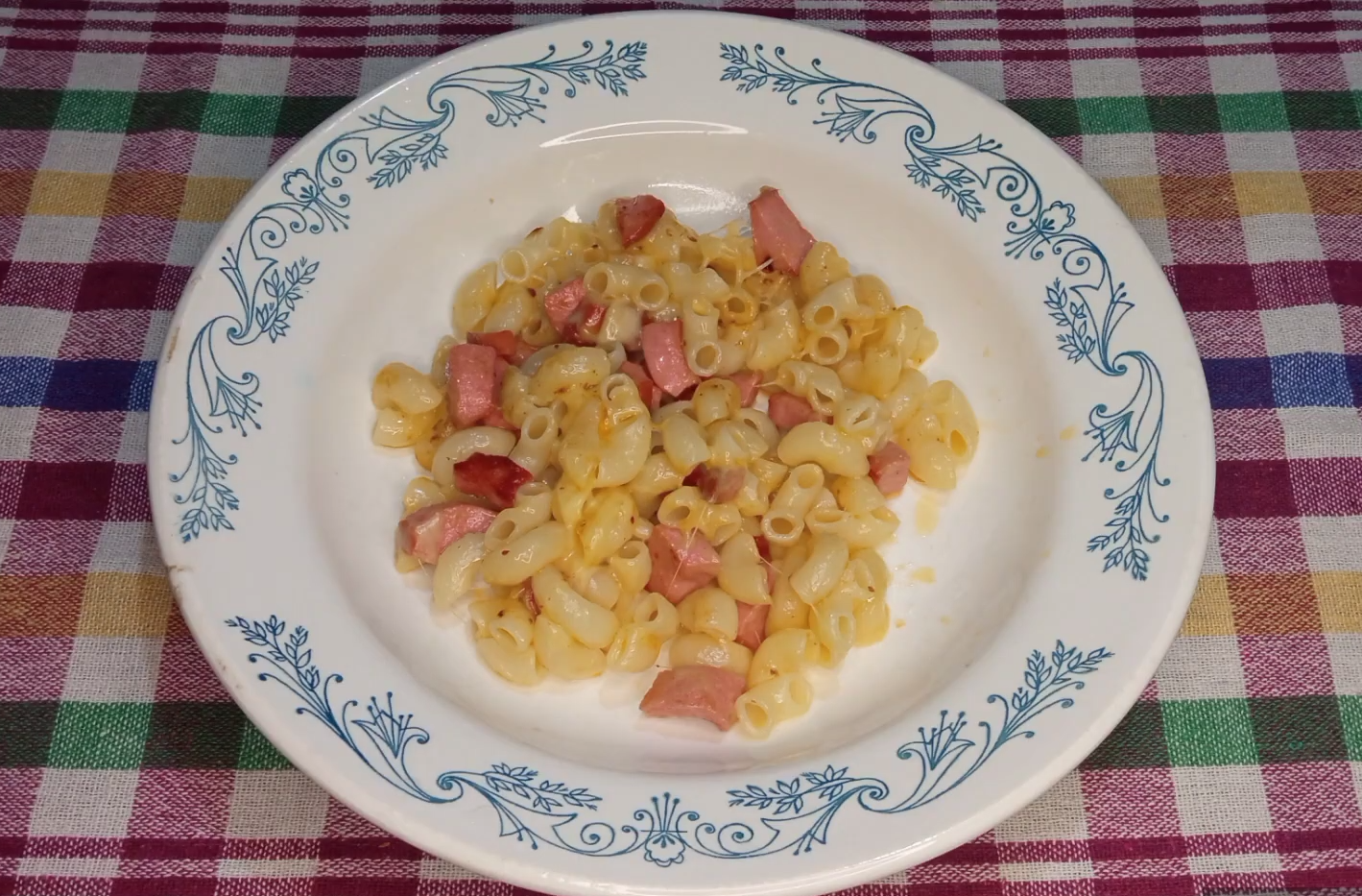 Швидко та ситно. Ідеальний рецепт макаронів з сиром та ковбасою