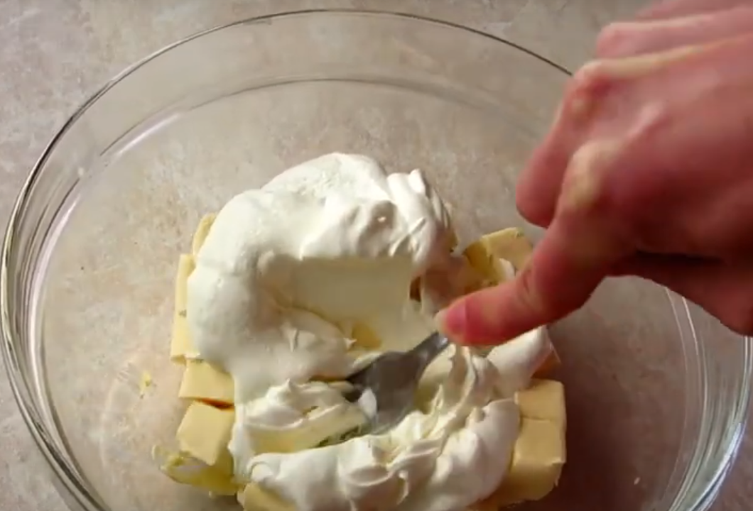 Торт "Наполеон" як у дитинстві: класичний рецепт із заварним кремом