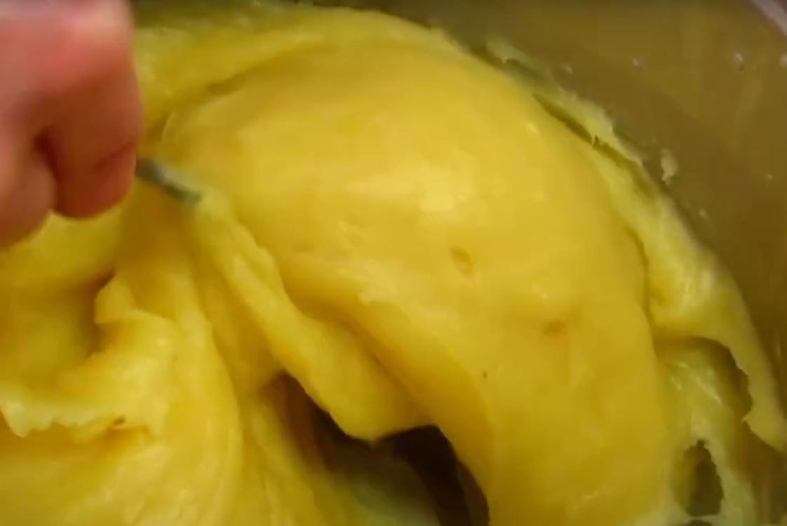 Торт "Наполеон" як у дитинстві: класичний рецепт із заварним кремом