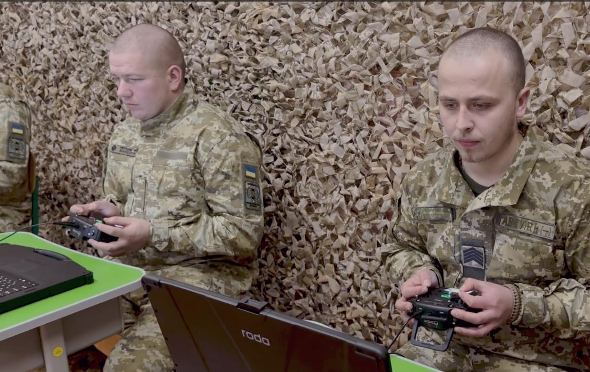 Украинцам показали, как готовят боевых пилотов FPV-дронов (видео)