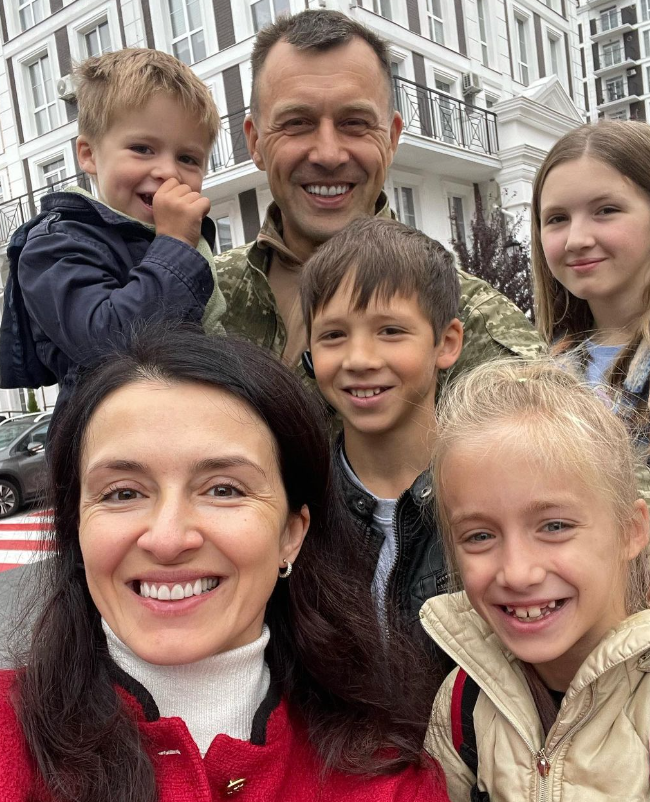 Відома телеведуча відверто розповіла про стосунки з чоловіком-військовим: "Ми віддаляємося"