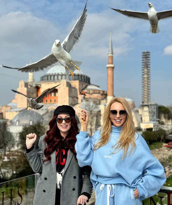 "Что с вами?": Полякова озадачила сеть странной деталью на фото