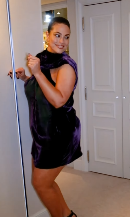 Plus-size модель Эшли Грэм похвасталась фигурой в смелом мини от украинской дизайнера