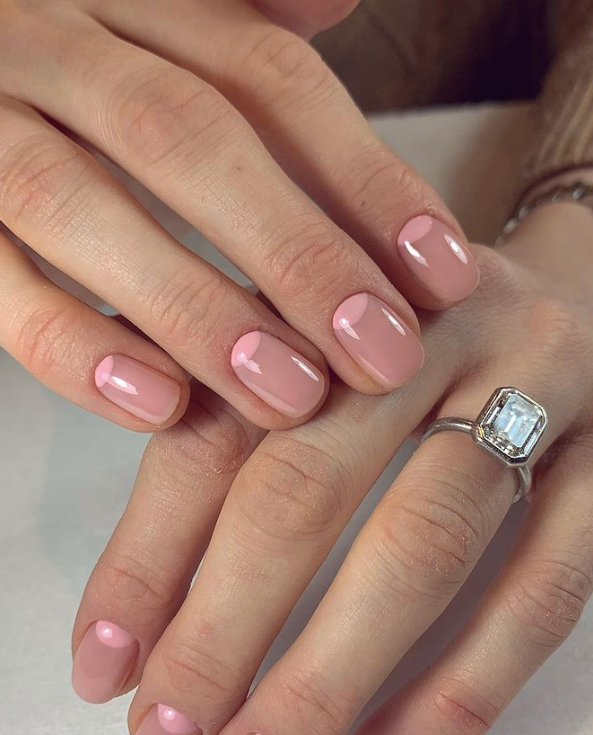 Омолодить і зробить наймоднішою. Найкращі ідеї манікюру на весну