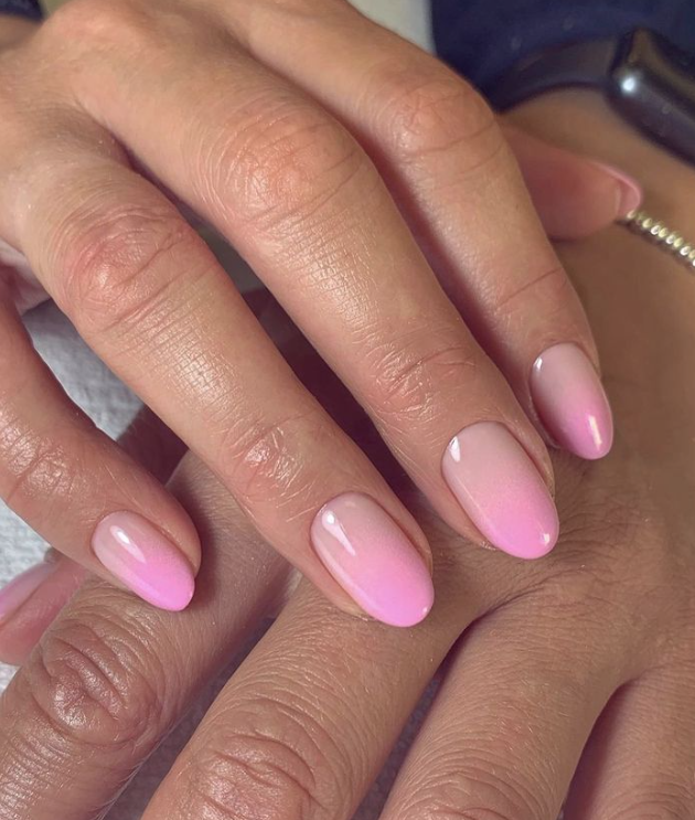 Омолодить і зробить наймоднішою. Найкращі ідеї манікюру на весну