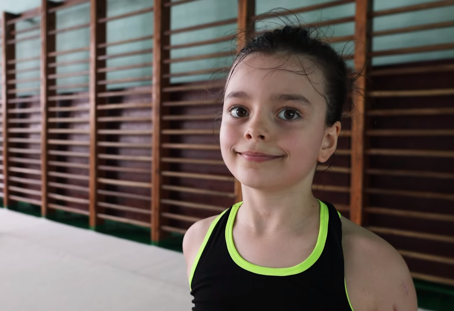 Враг искалечил, но не сломал. Как сегодня живет 7-летняя гимнастка с протезом Саша Паскаль: сильные фото