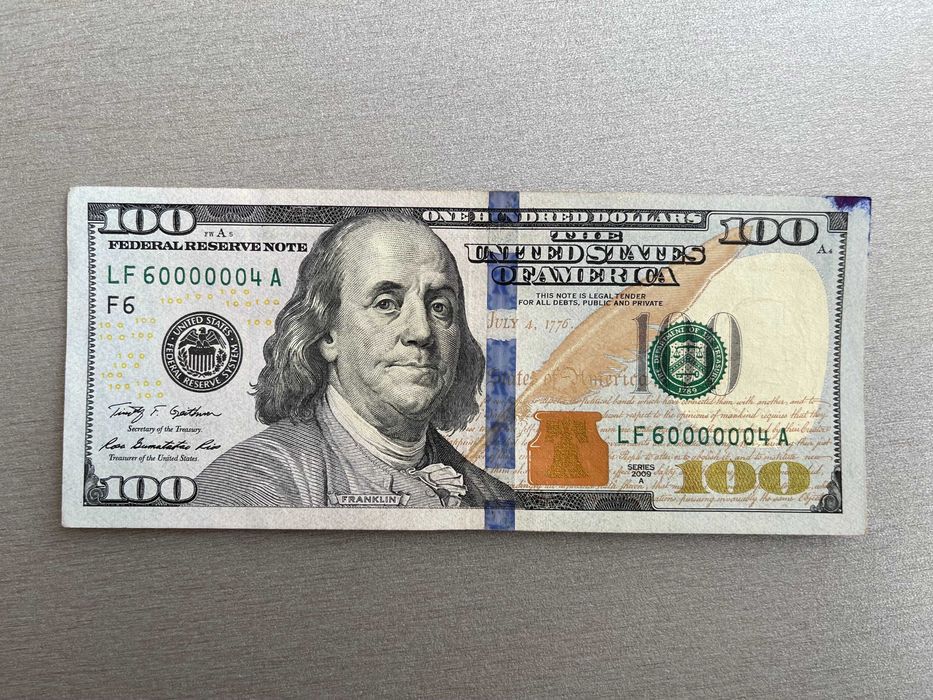 В Україні купюру 100 доларів продають за 40 тисяч: в чому її особливість