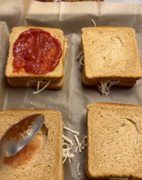 Ідеальна закуска на вихідні. Рецепт "лінивої" піци, яка готується за 10 хвилин (відео)