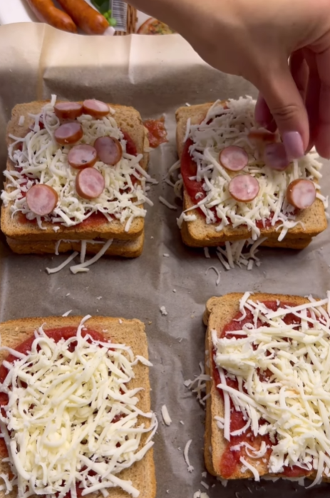 Ідеальна закуска на вихідні. Рецепт "лінивої" піци, яка готується за 10 хвилин (відео)