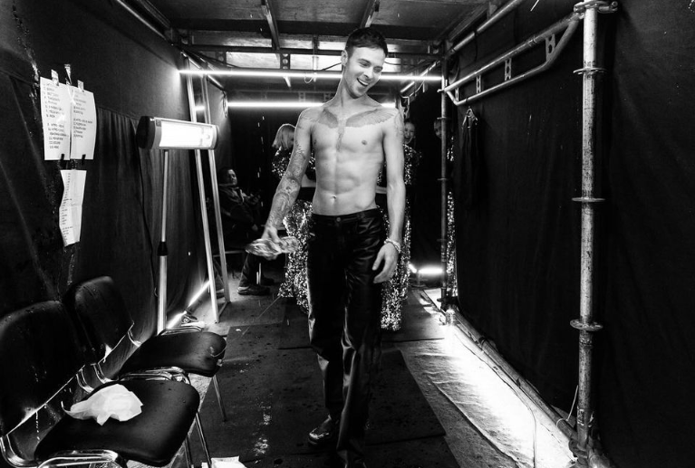 Як Барських виглядав у 2007 році. Дивіться перший виступ артиста на шоу "Караоке на Майдані"