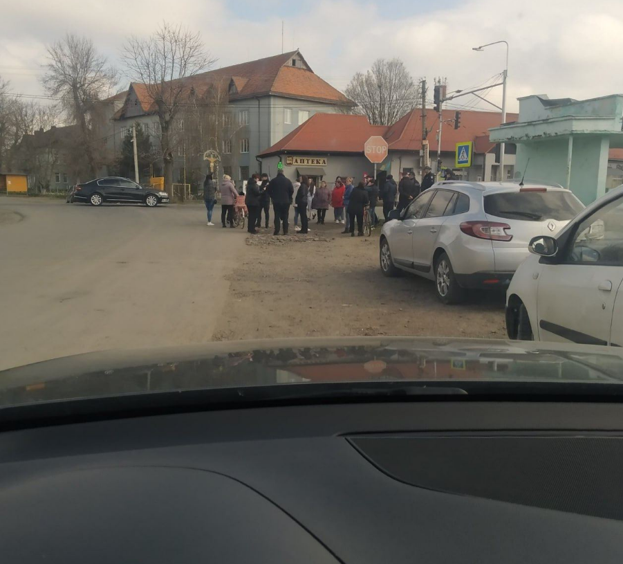 На Закарпатті люди перекрили дороги на тлі масової мобілізації: що відомо