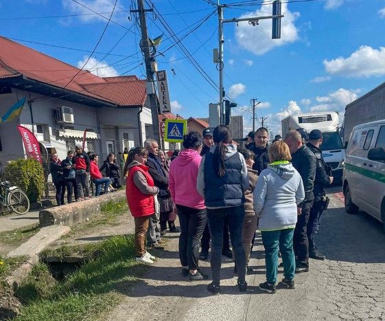 На Закарпатті люди перекрили дороги на тлі масової мобілізації: що відомо