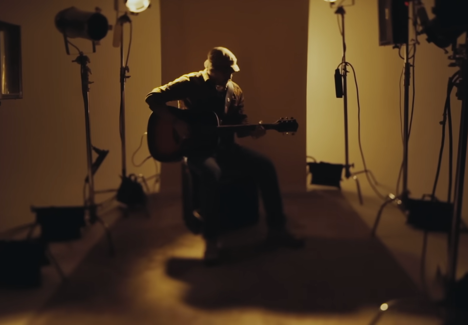 "Нас мама не вчила, як бігти тікати й ховатись". Нова пісня Хливнюка викликає мурахи по шкірі (відео)