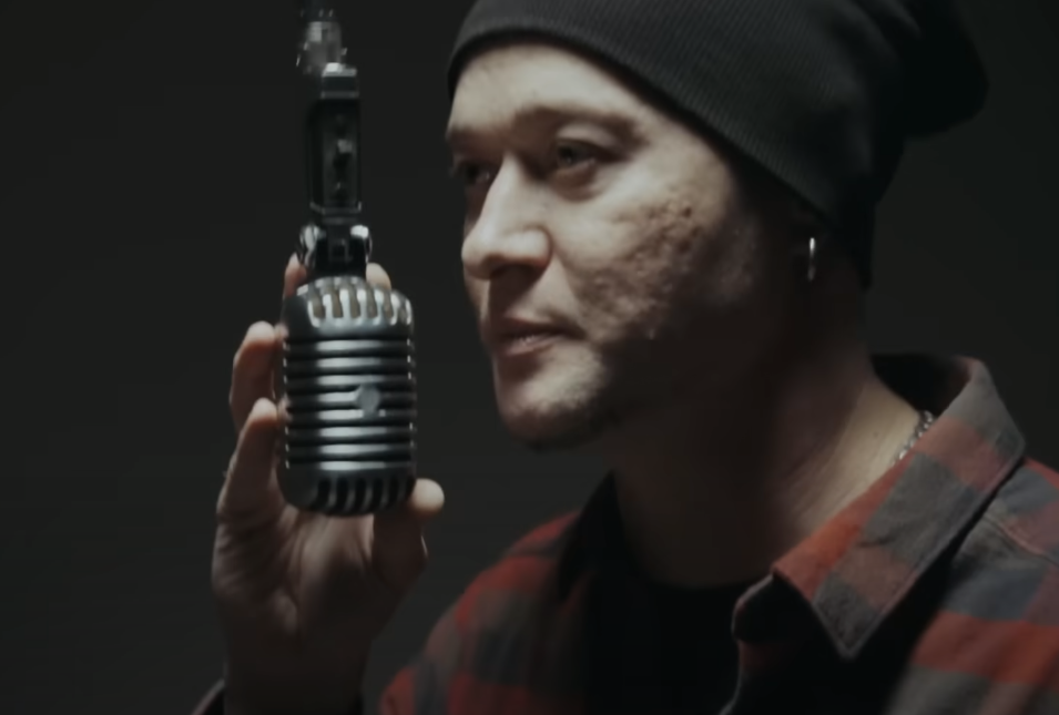 "Нас мама не вчила, як бігти тікати й ховатись". Нова пісня Хливнюка викликає мурахи по шкірі (відео)