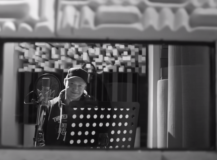 "Нас мама не вчила, як бігти тікати й ховатись". Нова пісня Хливнюка викликає мурахи по шкірі (відео)