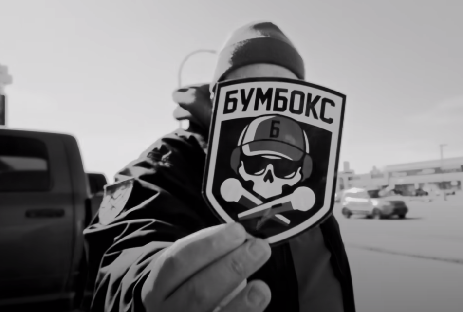 "Нас мама не вчила, як бігти тікати й ховатись". Нова пісня Хливнюка викликає мурахи по шкірі (відео)