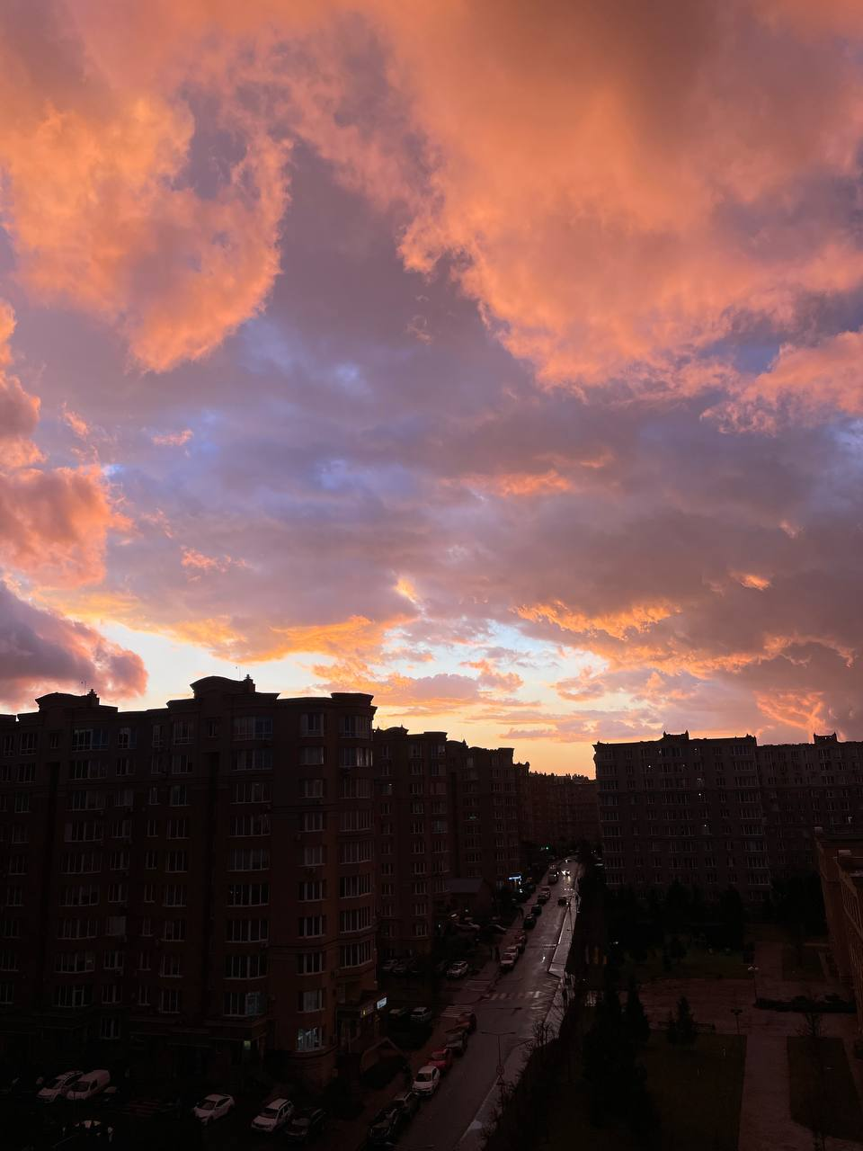 Над Києвом "запалало" небо. Дивіться, що сталося після граду (неймовірні фото)