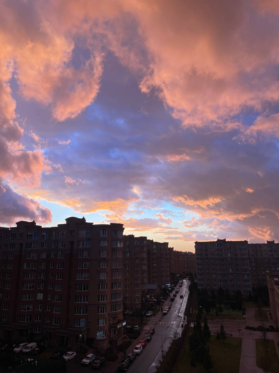 Над Києвом "запалало" небо. Дивіться, що сталося після граду (неймовірні фото)