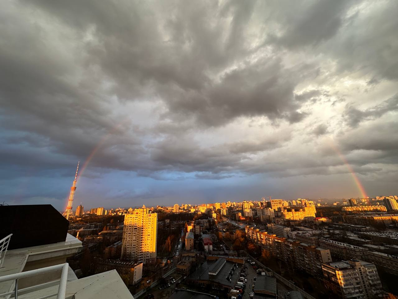 Над Києвом "запалало" небо. Дивіться, що сталося після граду (неймовірні фото)