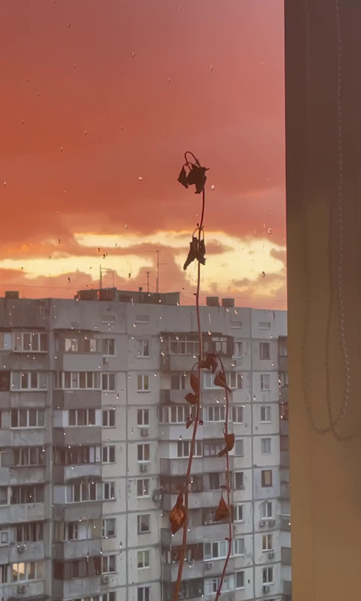 Над Києвом "запалало" небо. Дивіться, що сталося після граду (неймовірні фото)